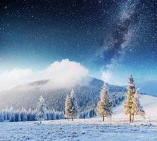 fantastischer Wintermeteorschauer und die schneebedeckten Berge foto