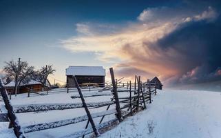 fantastische Winterlandschaft, die Stufen, die zur Hütte führen foto