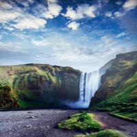 großer wasserfall skogafoss im süden von island foto