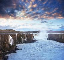 fantastische aussicht auf den selfoss-wasserfall im nationalpark vatnaj foto