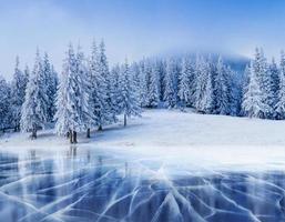 blaues Eis und Sprünge auf der Oberfläche des . foto