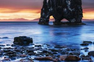 hvitserkur 15 m Höhe. ist ein spektakulärer Felsen im Meer foto