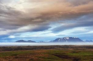 die malerischen landschaften wälder und berge von island. foto