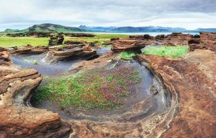 Textur von Felsen, die durch vulkanisches Magma geschmolzen sind foto