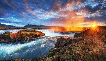 der malerische Sonnenuntergang über Landschaften und Wasserfällen. kirkjufel foto