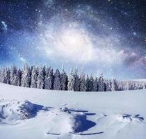 sternenhimmel in der verschneiten winternacht. fantastische Milchstraße im Neuen foto