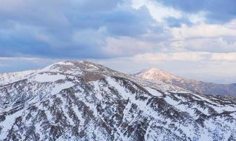 geheimnisvolle winterlandschaft majestätische berge foto