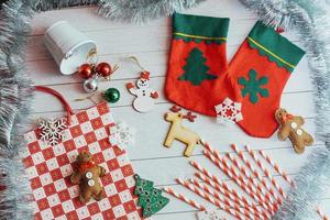 Weihnachtsschmuck und Ornament auf Holzhintergrund. Ansicht fr foto