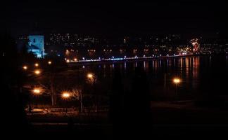 Panorama der nächtlichen Lichter der Stadt und Reflexionen auf dem See bei Ternopil, Ukraine, Europa. foto