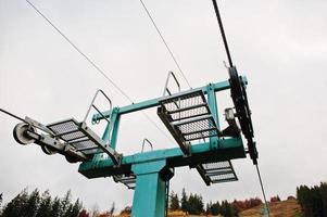 mechanismus der seilbahn und der skilifte in den herbstbergen foto