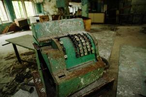 alte rostige sowjetische rechenmaschine in der stadtzone von tschernobyl der radioaktivitäts-geisterstadt. foto