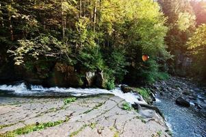 Schneller Gebirgsfluss mit Wasserfall bei Suset auf Karpaten foto