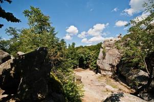 Dovbush-Felsen, Gruppe natürlicher und künstlicher Strukturen, die in der Westukraine aus Felsen gehauen wurden foto