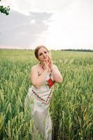 junges Mädchen in ukrainischer Nationaltracht posierte am Kranzfeld. foto