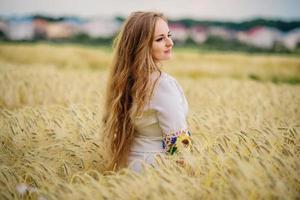 junges Mädchen in ukrainischer Nationaltracht posierte am Kranzfeld. foto