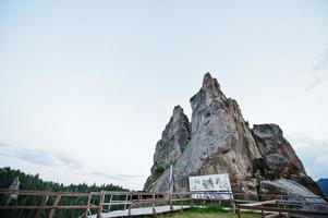 tustan festungsruinen von felsen in der karpaten ukraine foto