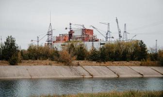 Tschernobyl-Entfremdungszone. ansicht des kernkraftwerks tschernobyl hintergrund fluss. foto