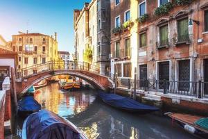 Gondeln am Kanal in Venedig. ist ein beliebtes Touristenziel in Europa foto