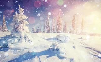 geheimnisvolle winterlandschaft majestätische berge foto