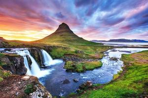 der malerische Sonnenuntergang über Landschaften und Wasserfällen. kirkjufel foto