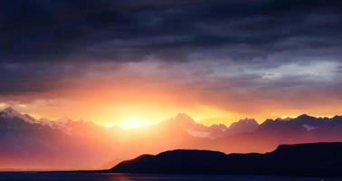 fantastischer sonnenuntergang in den bergkumuluswolken. Karpaten foto