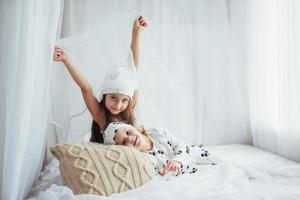 Kinder im Schlafanzug foto