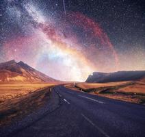 fantastischer Sternenhimmel und majestätische Berge im Nebel. dramatisch schöner Morgen. herbstliche Landschaft. mit freundlicher genehmigung der nasa foto