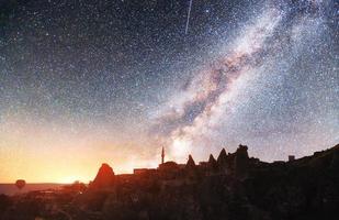 fantastischer Sternenhimmel und majestätische Berge im Nebel. dramatisch schöner Morgen. herbstliche Landschaft. mit freundlicher genehmigung der nasa foto