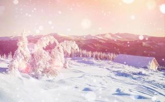 Hütte in den Bergen im Winter, Hintergrund mit sanftem Hoch foto