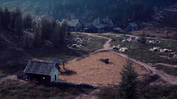 alte Häuser hoch in den Bergen foto