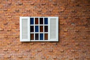 schönes fenster auf brauner backsteinmauer foto