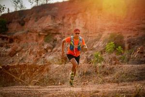 ein mann läufer von trail und athletenfüßen, die sportschuhe für das trailrunning in den bergen tragen foto