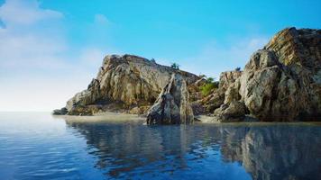 felsige tropische Insel im Ozean foto