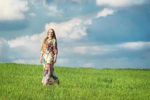 junge schöne blonde frau mit langen haaren im ukrainischen ethnischen dorf im freien im feld kiew ukraine foto