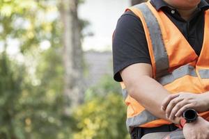 Arbeiter tragen reflektierende Kleidung foto