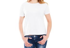 Mädchen im stylischen T-Shirt isoliert über Weiß, T-Shirt-Attrappe foto