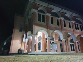 java, indonesien - 18. märz 2022 - indonesische moschee in der nacht foto