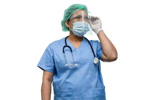 asiatischer Arzt mit Maske, Gesichtsschutz und PPE-Anzug neu normal isoliert auf weißem Hintergrund mit Beschneidungspfad zum Schutz der Sicherheitsinfektion Covid-19 Coronavirus. foto