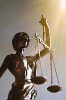 Lady Justice oder Justitia Figur Gesetz und Rechtssymbol foto