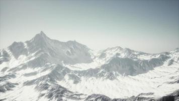 Panoramablick auf die Skipiste mit den Bergen foto