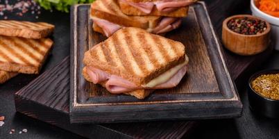 köstlicher frischer Toast vom Grill mit Käse und Schinken. Sandwiches, schneller Snack foto