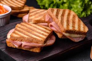 köstlicher frischer Toast vom Grill mit Käse und Schinken. Sandwiches, schneller Snack foto