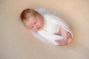 Nahaufnahme schönes schlafendes Babymädchen. Neugeborenes Mädchen, schlafend auf einer Decke foto