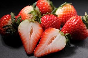 ganze und halbe Erdbeeren. foto