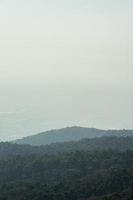 Blick von oben auf den Berg von PM 2,5 Luftverschmutzungsproblem in Chiang Mai, Thailand. foto