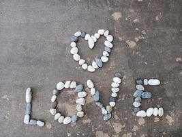 liebe herzförmigen stein am valentinstag im hintergrund foto