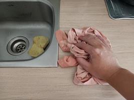 Eine Hausfrau putzt ordentlich die Küchentheke. foto