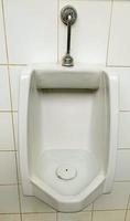 das männliche Urinal ist beschädigt, die Flut steht nicht zur Verfügung. foto