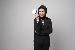 muslimische Geschäftsfrau mit Lupe isoliert auf weißem Hintergrund foto
