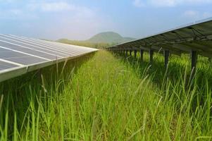 hintergrund der photovoltaikfarm oder des sonnenkollektorfeldes, umweltfreundliche und saubere energie. foto